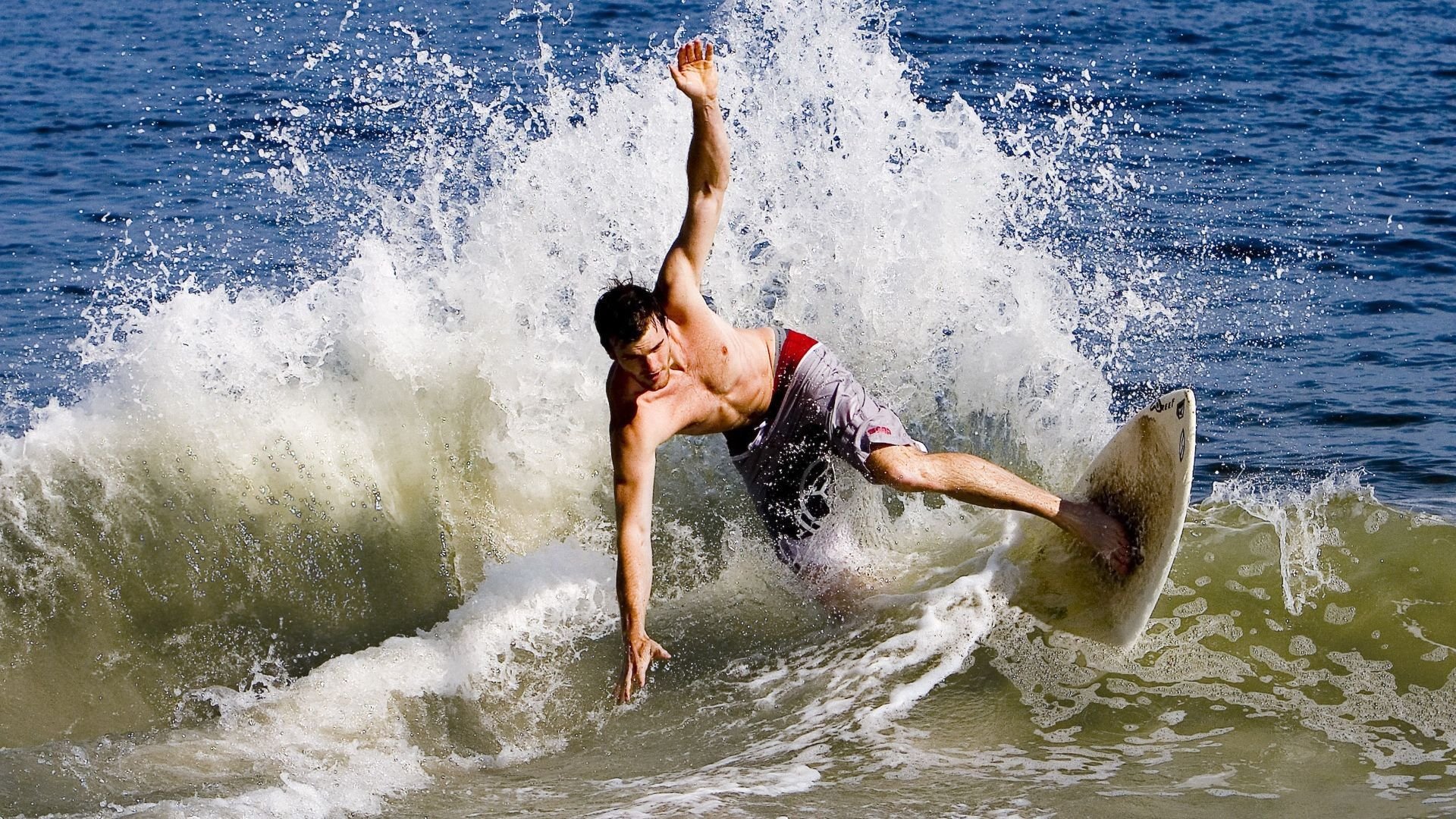 奥预赛中国足球战平 技术调整初见成效，中国足球即评