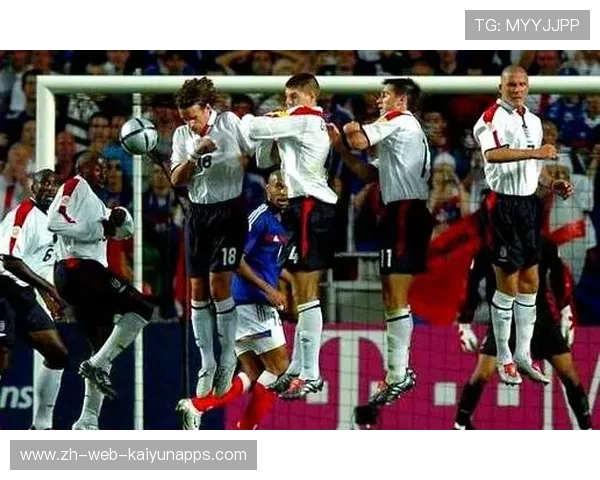 任意球绕过人墙后一脚抽射钻入上角，成为经典时刻